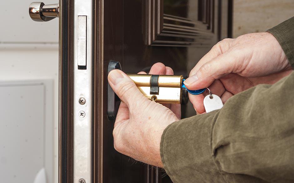 changer serrure porte garage Mantes-la-Jolie